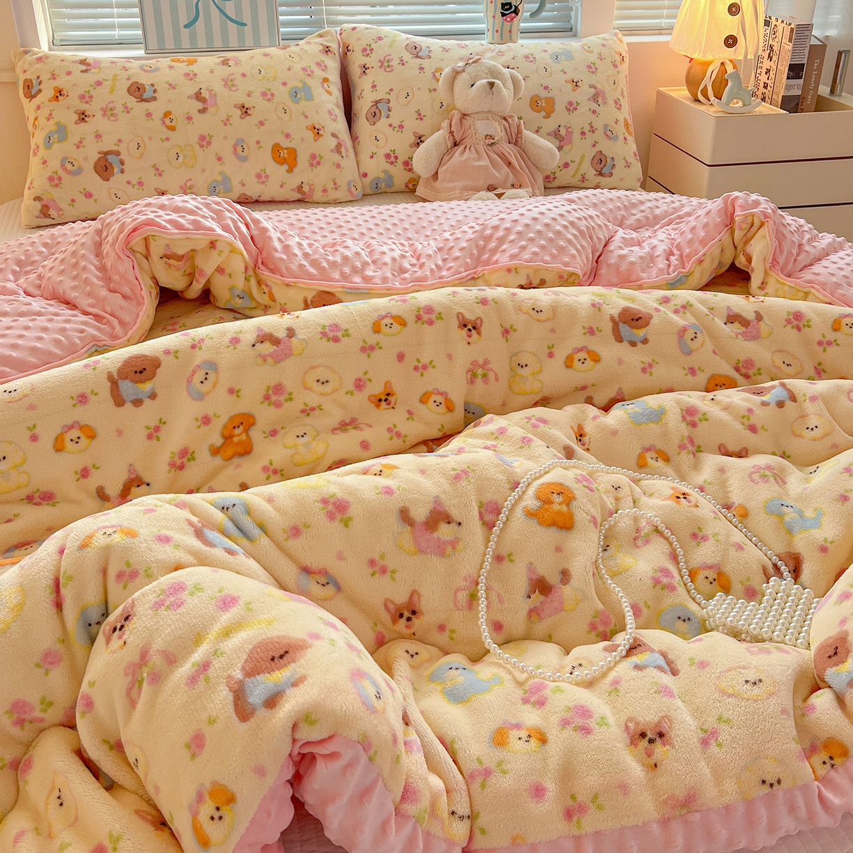 91家纺网 家纺一手货源 找家纺 Mata蔓塔家 2025新款高克重印花牛奶绒软绵绵豆豆被春秋冬被被子被芯 卖萌修狗（提供买家秀）