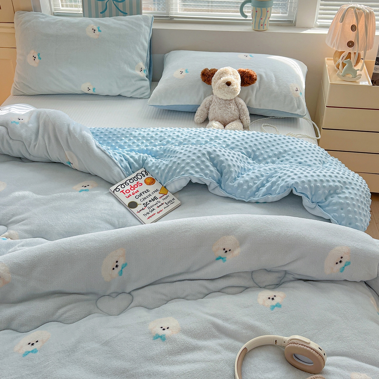 91家纺网 家纺一手货源 找家纺 Mata蔓塔家 2025新款高克重印花牛奶绒软绵绵豆豆被春秋冬被被子被芯 绒绒小狗-蓝（提供买家秀）