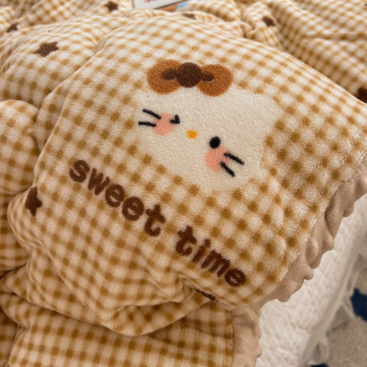 91家纺网 家纺一手货源 找家纺 Mata蔓塔家 2025新款高克重印花牛奶绒软绵绵豆豆被春秋冬被被子被芯 可可猫星（提供买家秀）