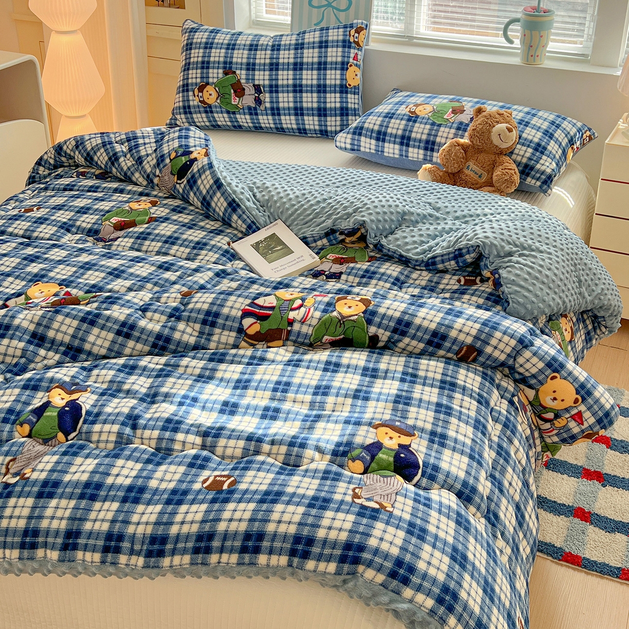 91家纺网 家纺一手货源 找家纺 Mata蔓塔家 2025新款高克重印花牛奶绒软绵绵豆豆被春秋冬被被子被芯 蓝格英伦熊（提供买家秀）