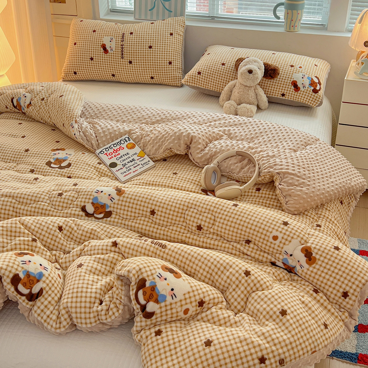 91家纺网 家纺一手货源 找家纺 Mata蔓塔家 2025新款高克重印花牛奶绒软绵绵豆豆被春秋冬被被子被芯 可可猫星（提供买家秀）