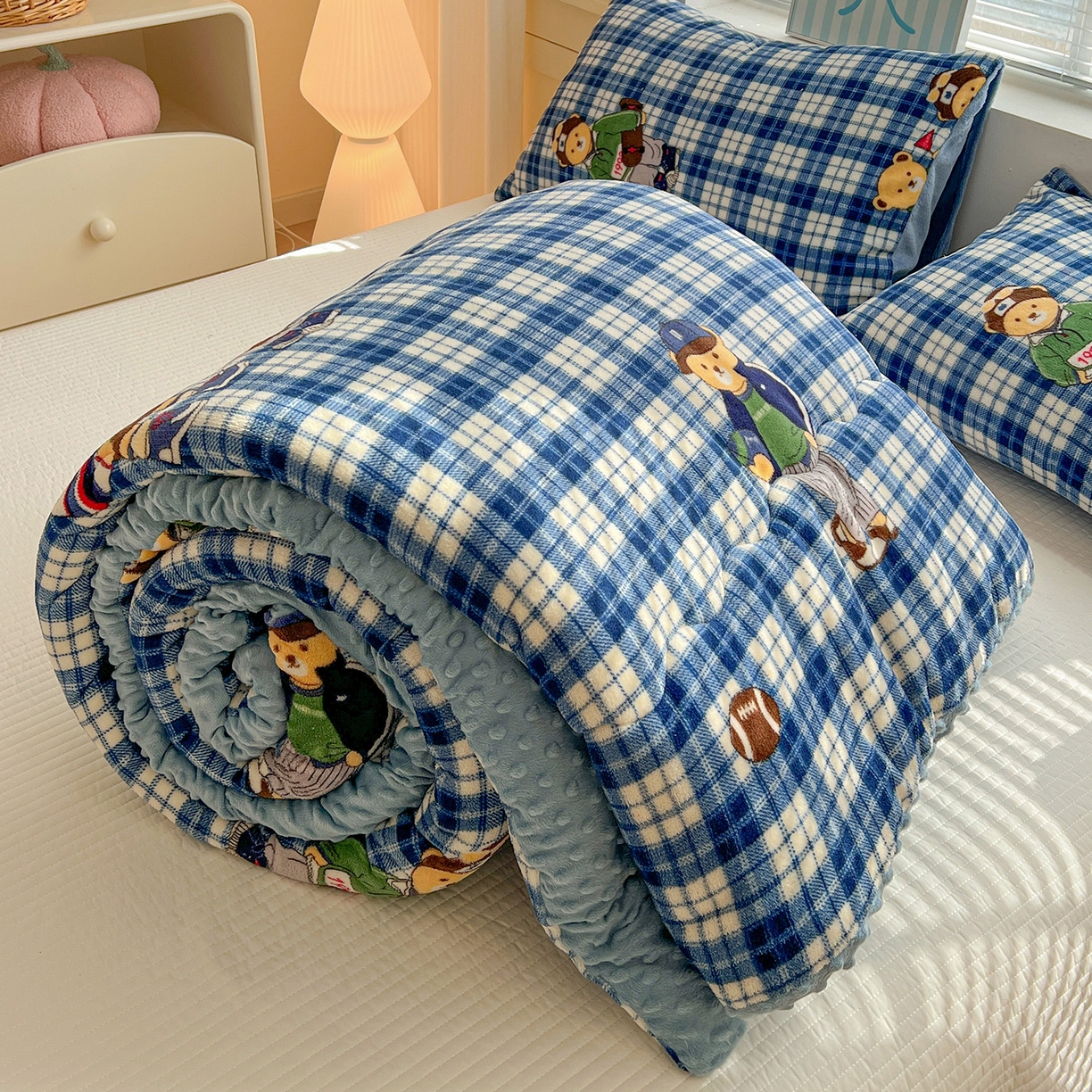 91家纺网 家纺一手货源 找家纺 Mata蔓塔家 2025新款高克重印花牛奶绒软绵绵豆豆被春秋冬被被子被芯 蓝格英伦熊（提供买家秀）