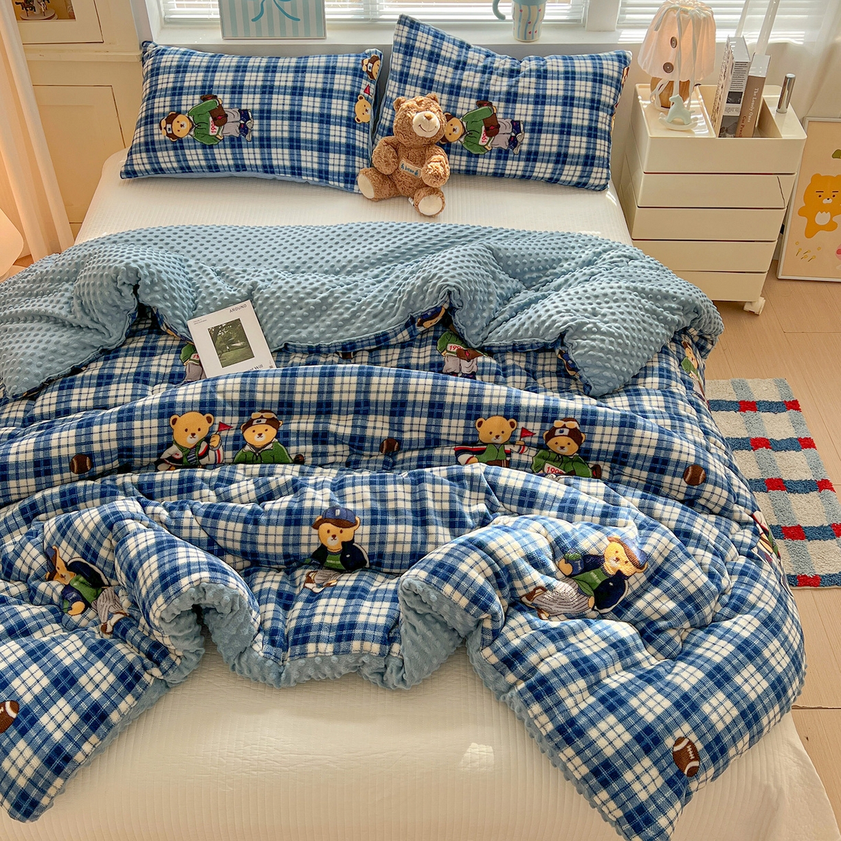 91家纺网 家纺一手货源 找家纺 Mata蔓塔家 2025新款高克重印花牛奶绒软绵绵豆豆被春秋冬被被子被芯 蓝格英伦熊（提供买家秀）