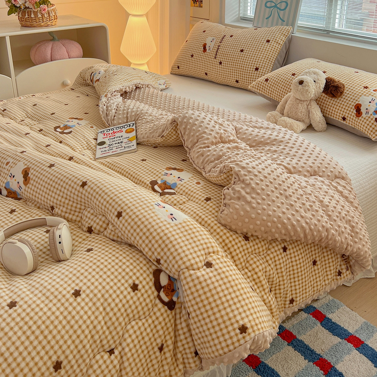 91家纺网 家纺一手货源 找家纺 Mata蔓塔家 2025新款高克重印花牛奶绒软绵绵豆豆被春秋冬被被子被芯 可可猫星（提供买家秀）