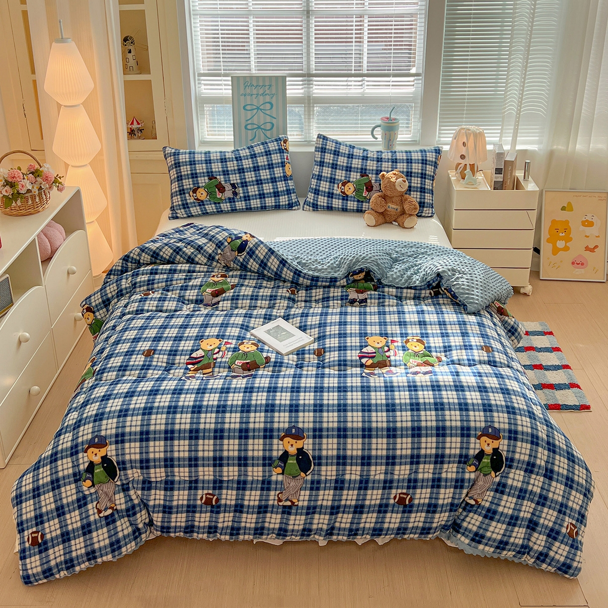 91家纺网 家纺一手货源 找家纺 Mata蔓塔家 2025新款高克重印花牛奶绒软绵绵豆豆被春秋冬被被子被芯 蓝格英伦熊（提供买家秀）