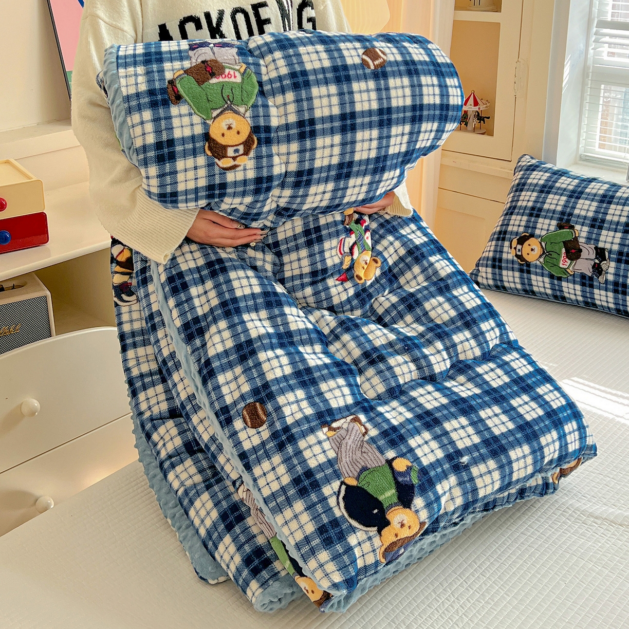 91家纺网 家纺一手货源 找家纺 Mata蔓塔家 2025新款高克重印花牛奶绒软绵绵豆豆被春秋冬被被子被芯 蓝格英伦熊（提供买家秀）