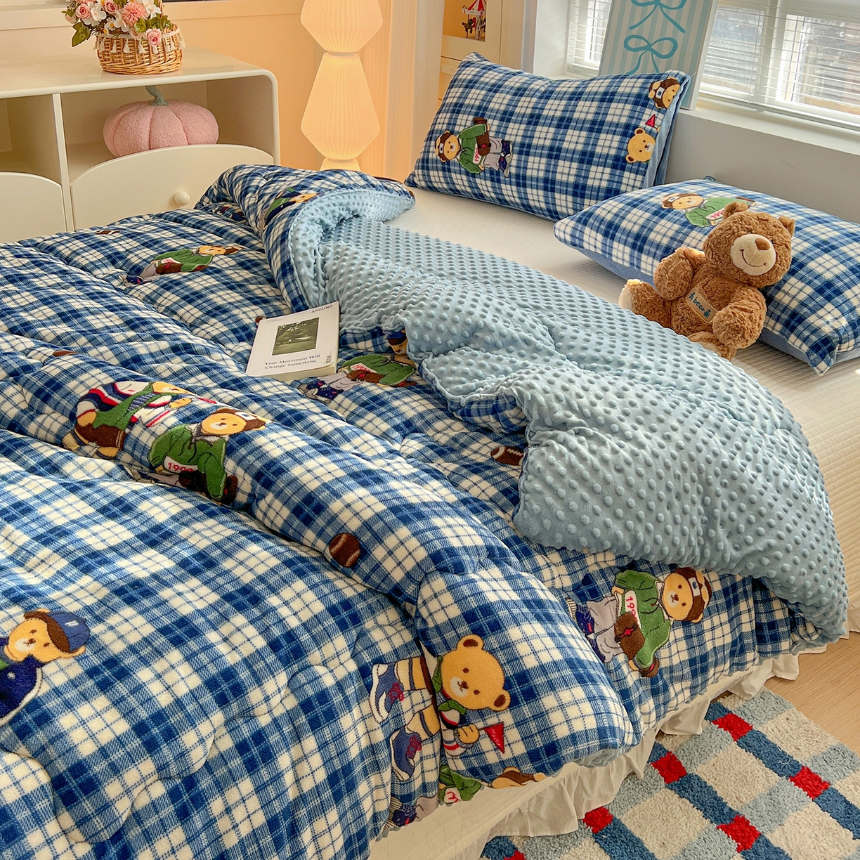 91家纺网 家纺一手货源 找家纺 Mata蔓塔家 2025新款高克重印花牛奶绒软绵绵豆豆被春秋冬被被子被芯 蓝格英伦熊（提供买家秀）