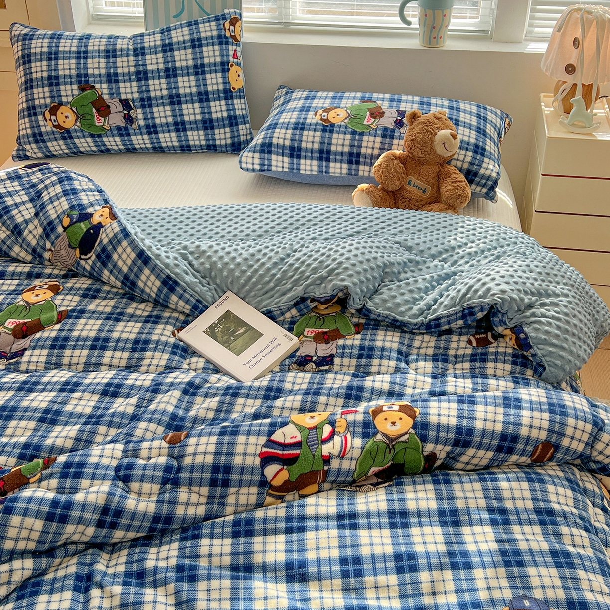 91家纺网 家纺一手货源 找家纺 Mata蔓塔家 2025新款高克重印花牛奶绒软绵绵豆豆被春秋冬被被子被芯 蓝格英伦熊（提供买家秀）