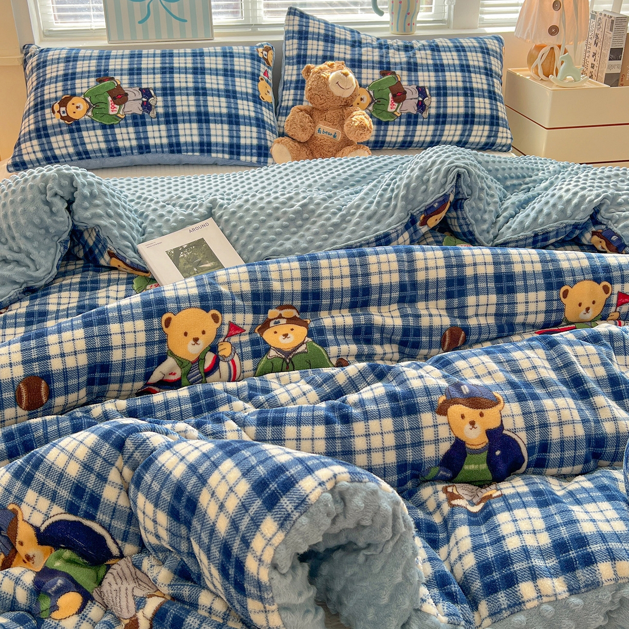 91家纺网 家纺一手货源 找家纺 Mata蔓塔家 2025新款高克重印花牛奶绒软绵绵豆豆被春秋冬被被子被芯 蓝格英伦熊（提供买家秀）