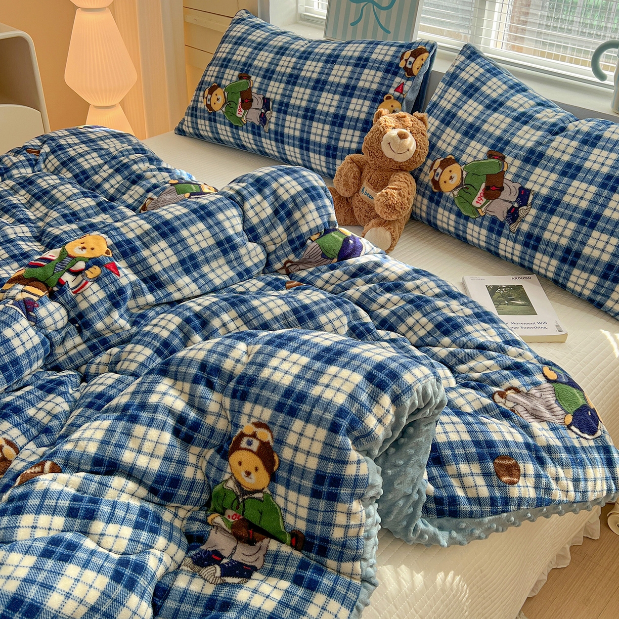 91家纺网 家纺一手货源 找家纺 Mata蔓塔家 2025新款高克重印花牛奶绒软绵绵豆豆被春秋冬被被子被芯 蓝格英伦熊（提供买家秀）