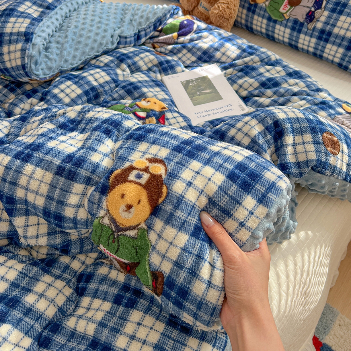 91家纺网 家纺一手货源 找家纺 Mata蔓塔家 2025新款高克重印花牛奶绒软绵绵豆豆被春秋冬被被子被芯 蓝格英伦熊（提供买家秀）