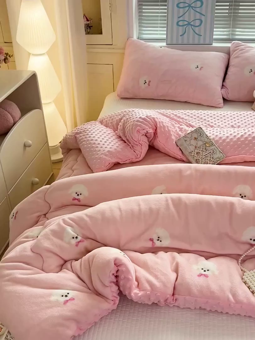 91家纺网 家纺一手货源 找家纺 Mata蔓塔家 2025新款高克重印花牛奶绒软绵绵豆豆被春秋冬被被子被芯 绒绒小狗-粉（提供买家秀）