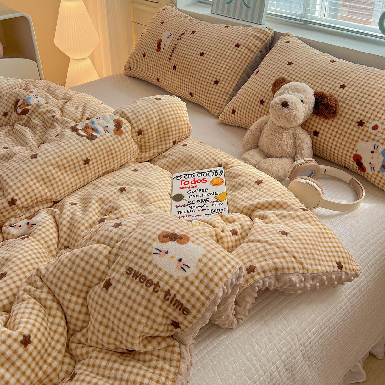 91家纺网 家纺一手货源 找家纺 Mata蔓塔家 2025新款高克重印花牛奶绒软绵绵豆豆被春秋冬被被子被芯 可可猫星（提供买家秀）