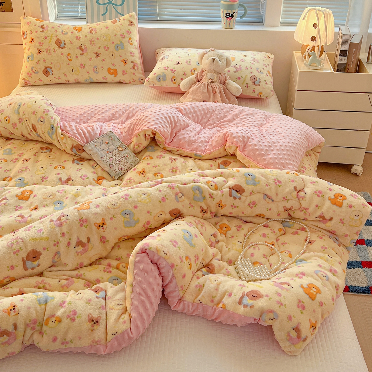 91家纺网 家纺一手货源 找家纺 Mata蔓塔家 2025新款高克重印花牛奶绒软绵绵豆豆被春秋冬被被子被芯 卖萌修狗（提供买家秀）