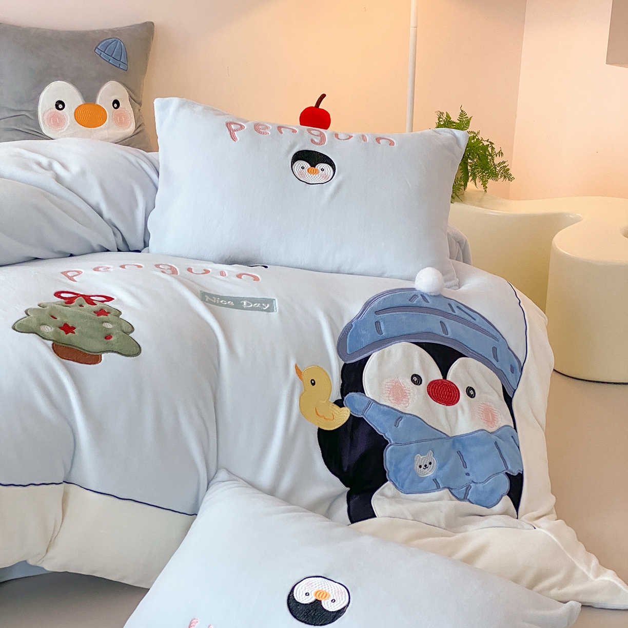 91家纺网 家纺一手货源 找家纺 （总）星野 2025新款高克重牛奶绒贴布绣四件套-冰川企鹅