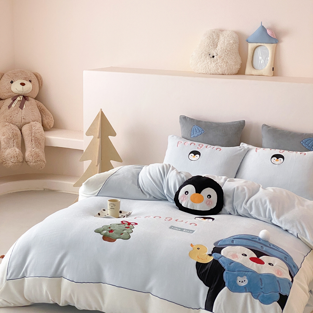 91家纺网 家纺一手货源 找家纺 （总）星野 2025新款高克重牛奶绒贴布绣四件套-冰川企鹅