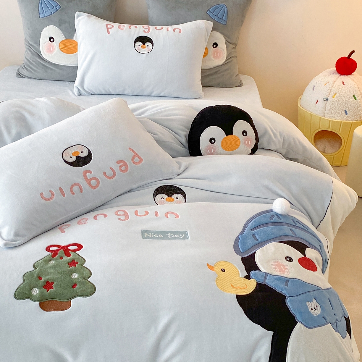 91家纺网 家纺一手货源 找家纺 （总）星野 2025新款高克重牛奶绒贴布绣四件套-冰川企鹅