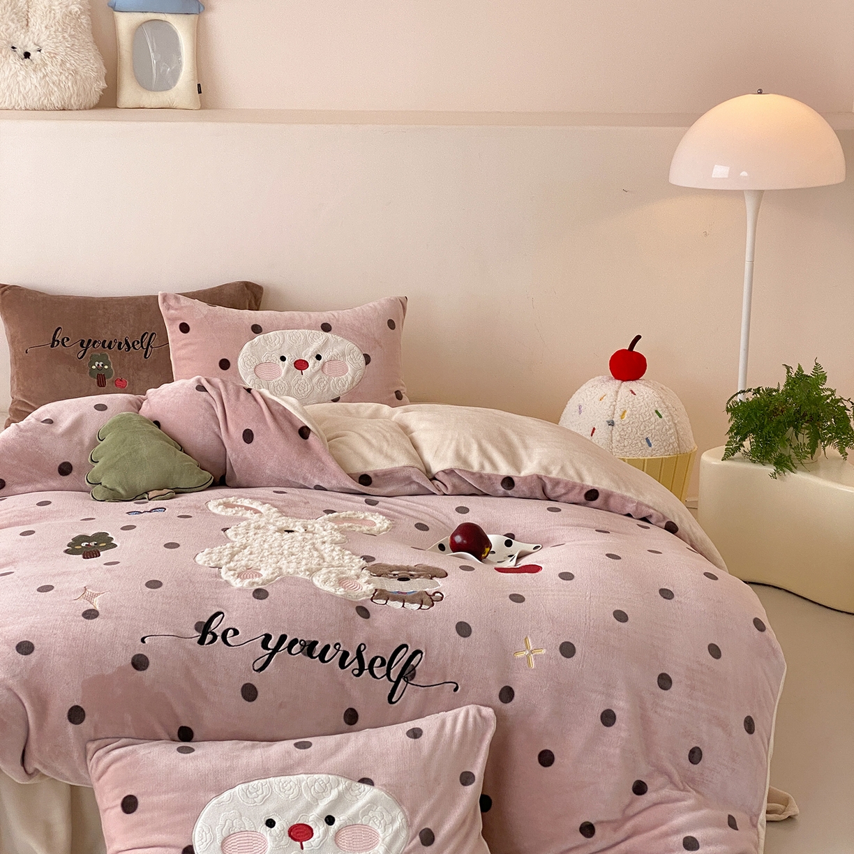 91家纺网 家纺一手货源 找家纺 （总）星野 2025新款高克重牛奶绒贴布绣四件套-波点兔