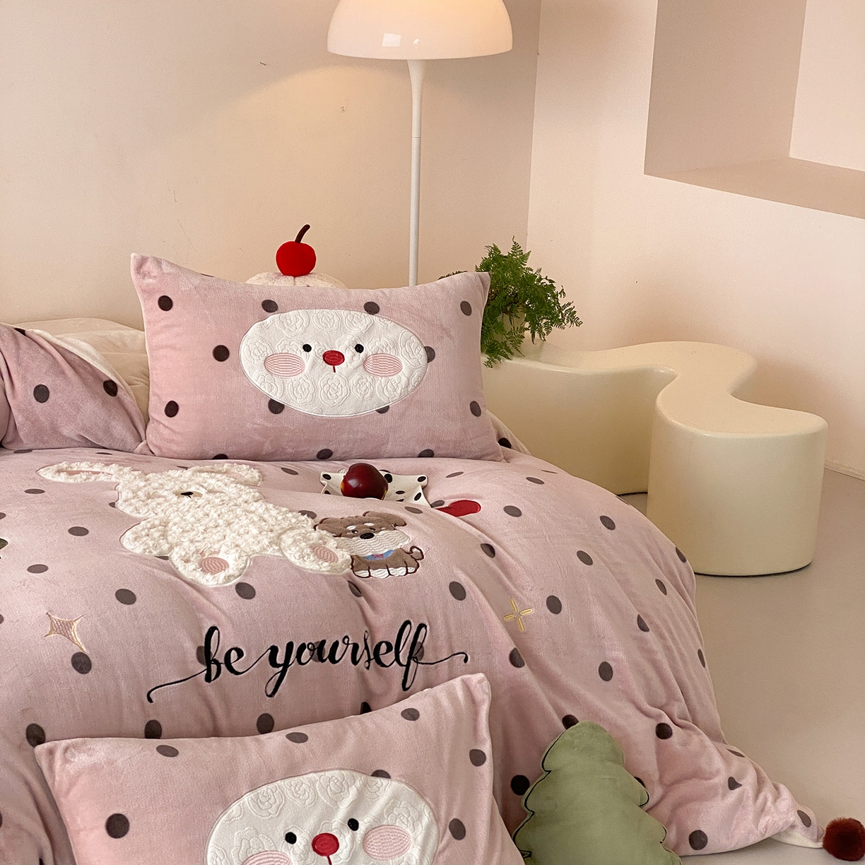 91家纺网 家纺一手货源 找家纺 （总）星野 2025新款高克重牛奶绒贴布绣四件套-波点兔