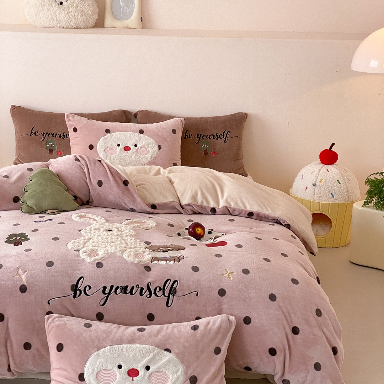 91家纺网 家纺一手货源 找家纺 （总）星野 2025新款高克重牛奶绒贴布绣四件套-波点兔