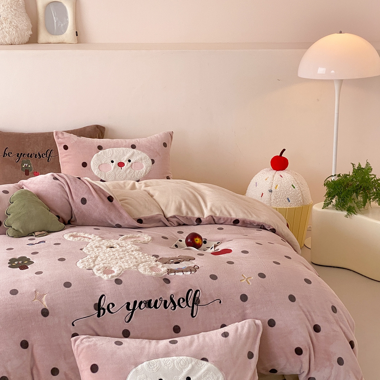 91家纺网 家纺一手货源 找家纺 （总）星野 2025新款高克重牛奶绒贴布绣四件套-波点兔