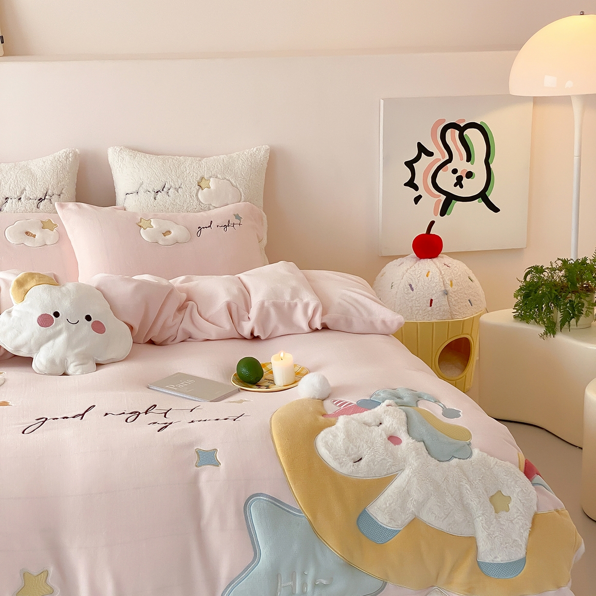 91家纺网 家纺一手货源 找家纺 （总）星野 2025新款高克重牛奶绒贴布绣四件套-摇摇乐