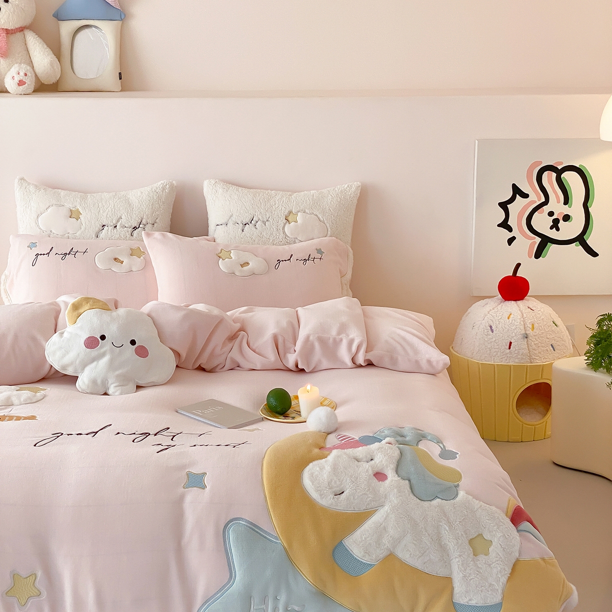 91家纺网 家纺一手货源 找家纺 （总）星野 2025新款高克重牛奶绒贴布绣四件套-摇摇乐