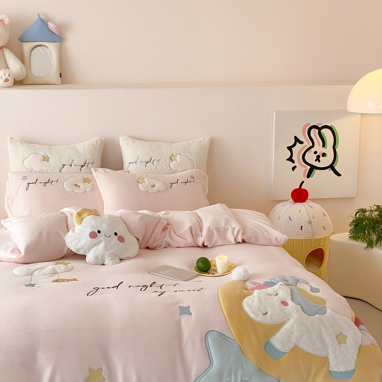 91家纺网 家纺一手货源 找家纺 （总）星野 2025新款高克重牛奶绒贴布绣四件套-摇摇乐