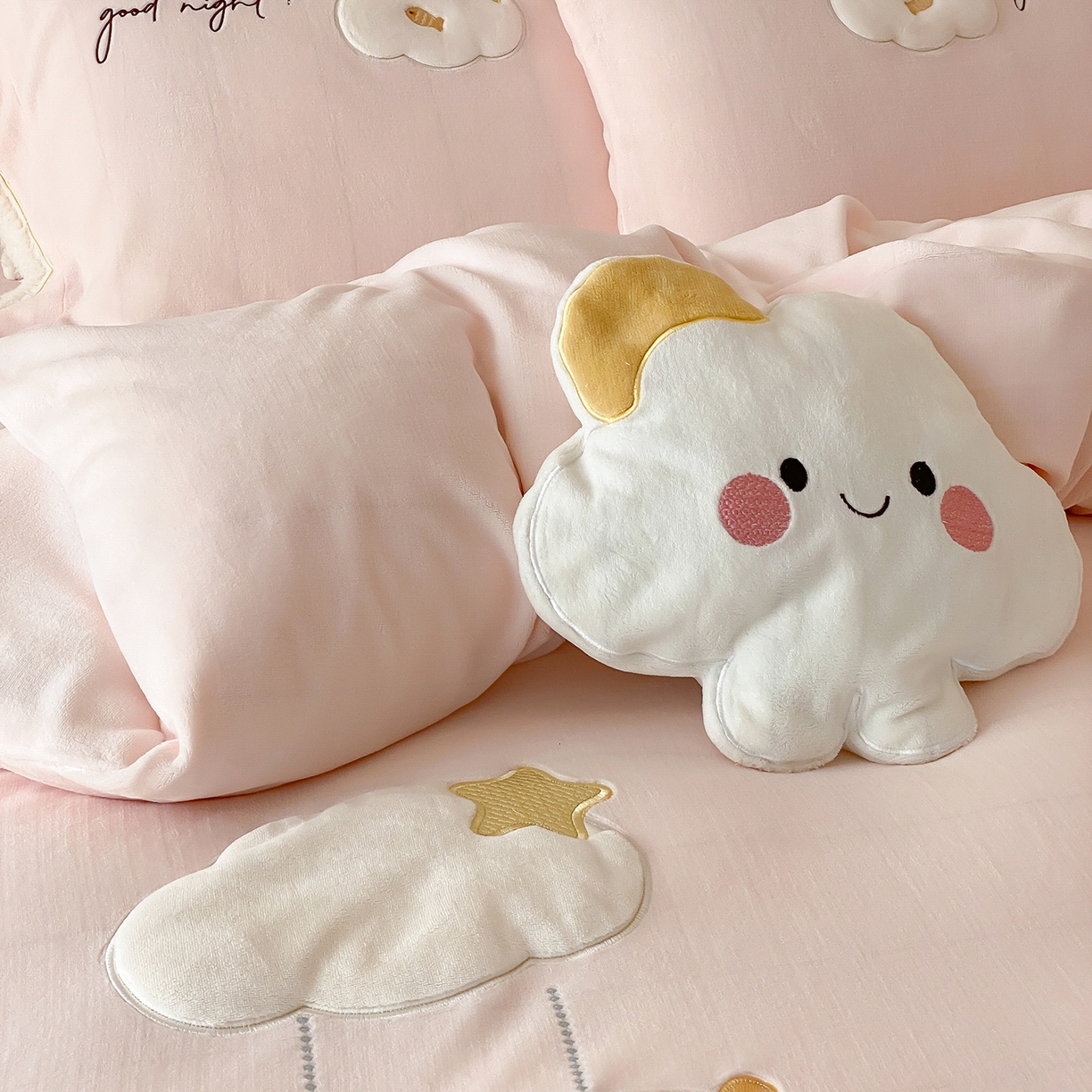 91家纺网 家纺一手货源 找家纺 （总）星野 2025新款高克重牛奶绒贴布绣四件套-摇摇乐