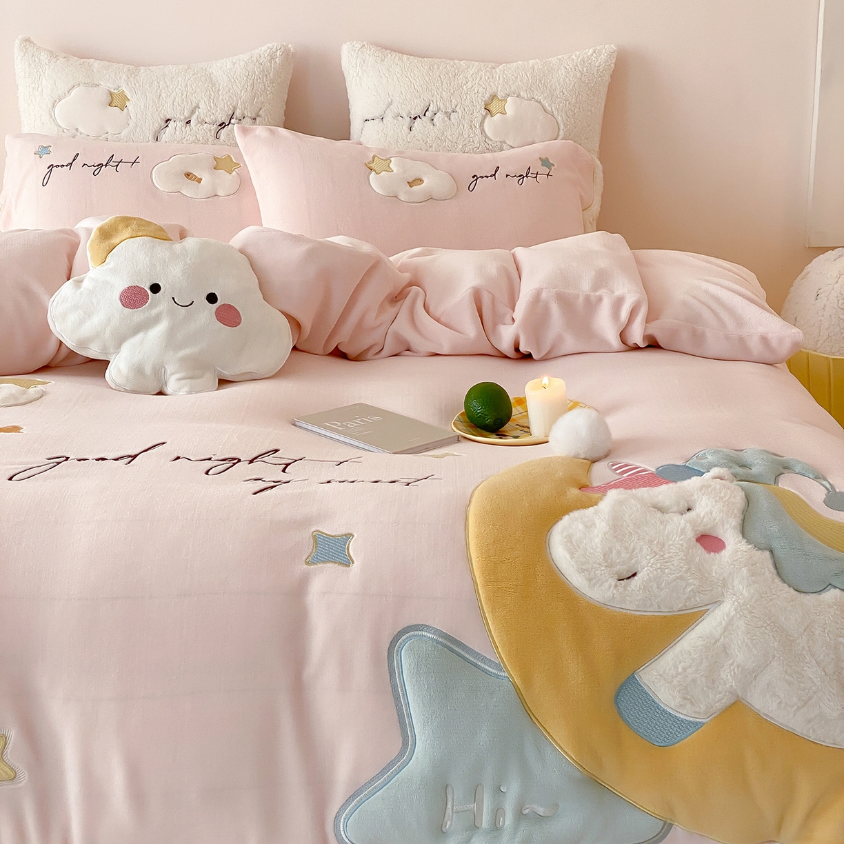 91家纺网 家纺一手货源 找家纺 （总）星野 2025新款高克重牛奶绒贴布绣四件套-摇摇乐