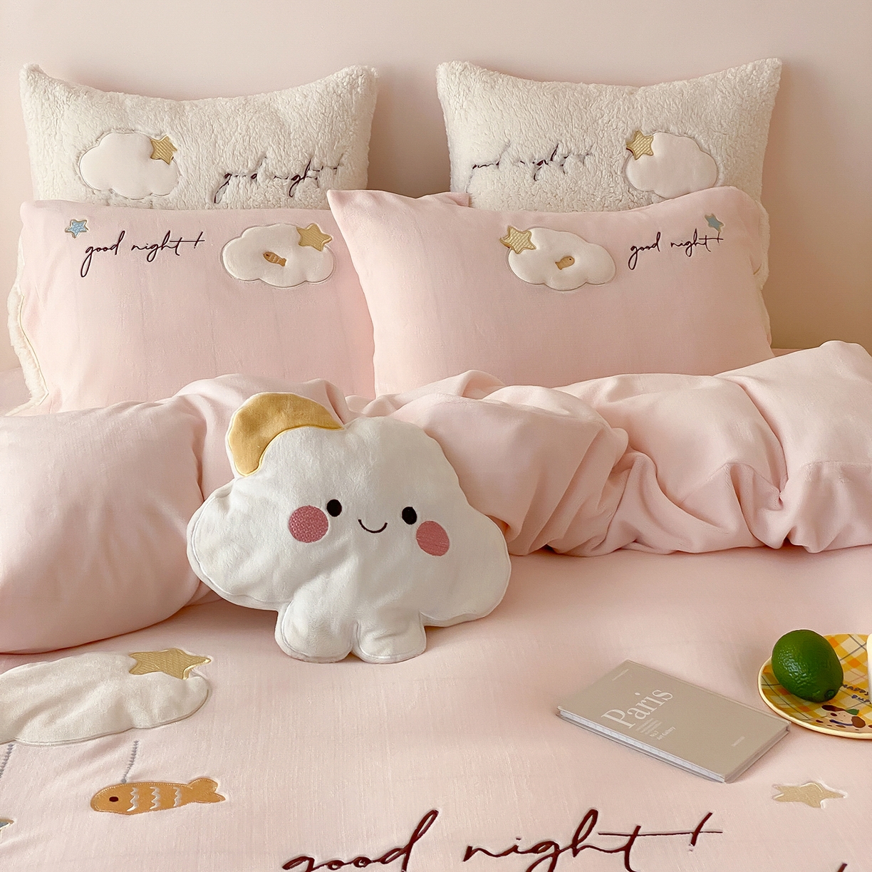 91家纺网 家纺一手货源 找家纺 （总）星野 2025新款高克重牛奶绒贴布绣四件套-摇摇乐