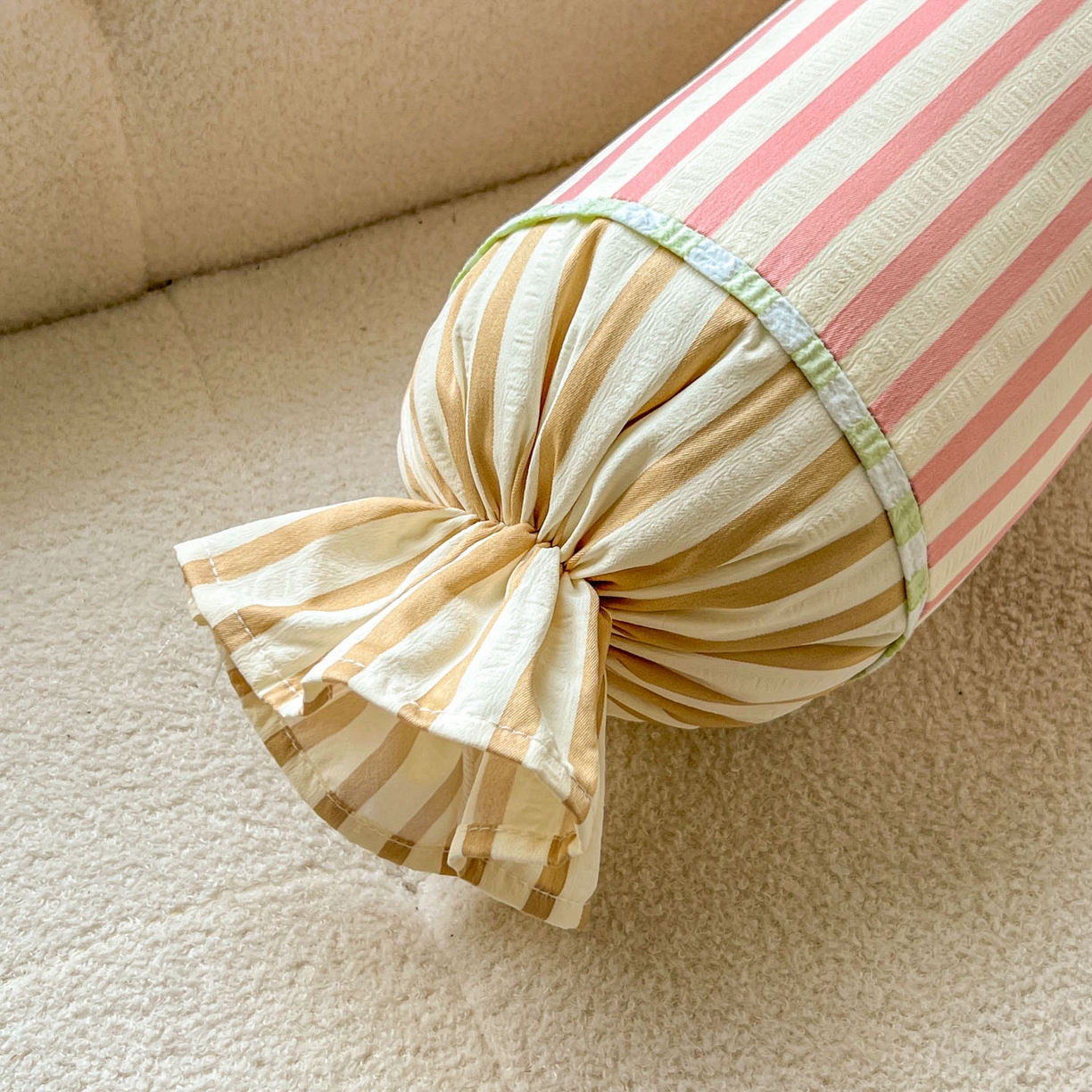 91家纺网 家纺一手货源 找家纺 希诺家居 2025新款ins奶油风奶糖枕糖果枕头枕芯 粉条纹太阳