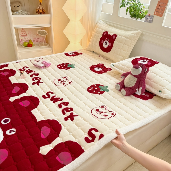 91家纺网 家纺一手货源 找家纺 优品惠 2025新款牛奶绒夹棉床护垫夹棉床褥床盖床单加厚保暖 可爱熊