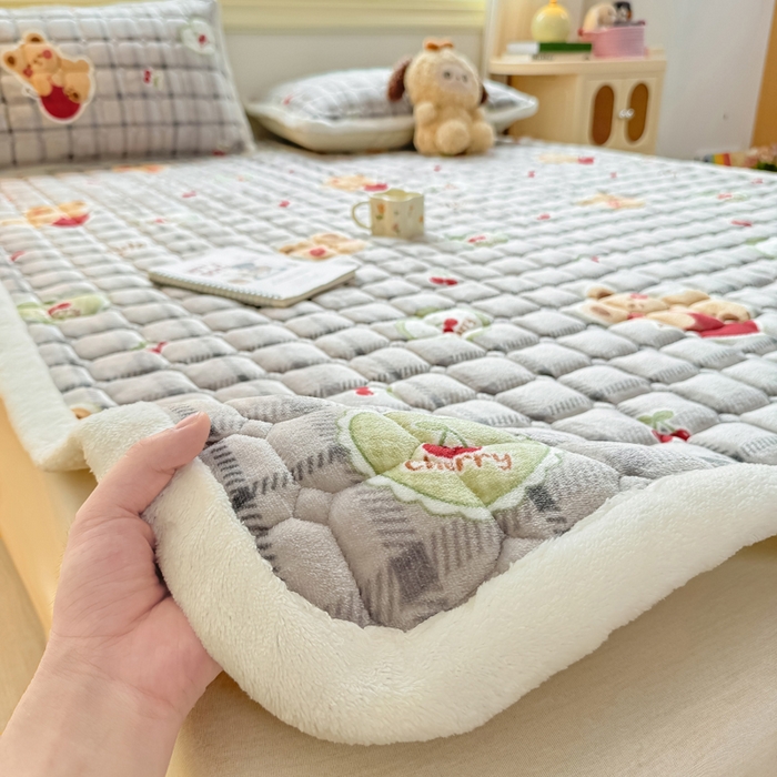 91家纺网 家纺一手货源 找家纺 优品惠 2025新款牛奶绒夹棉床护垫夹棉床褥床盖床单加厚保暖 抱抱熊