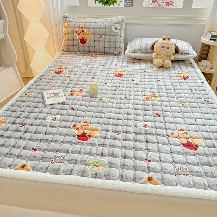 91家纺网 家纺一手货源 找家纺 优品惠 2025新款牛奶绒夹棉床护垫夹棉床褥床盖床单加厚保暖 抱抱熊