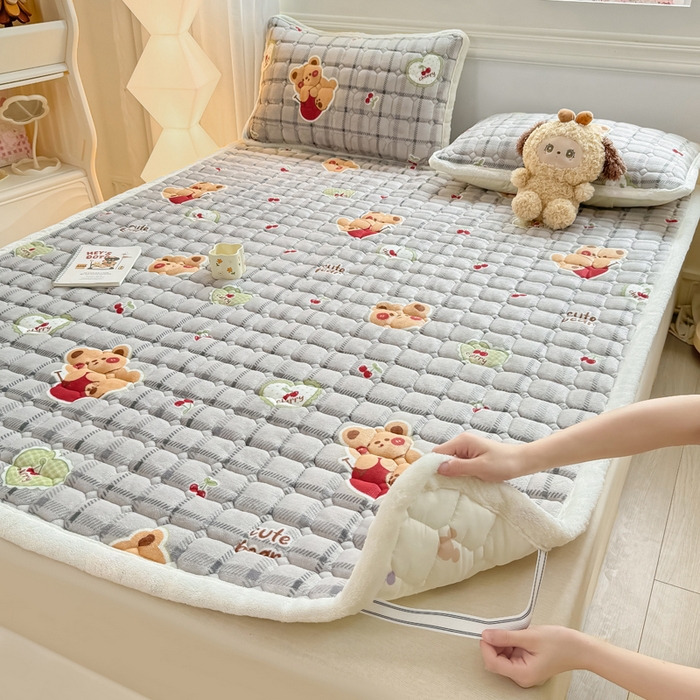 91家纺网 家纺一手货源 找家纺 优品惠 2025新款牛奶绒夹棉床护垫夹棉床褥床盖床单加厚保暖 抱抱熊