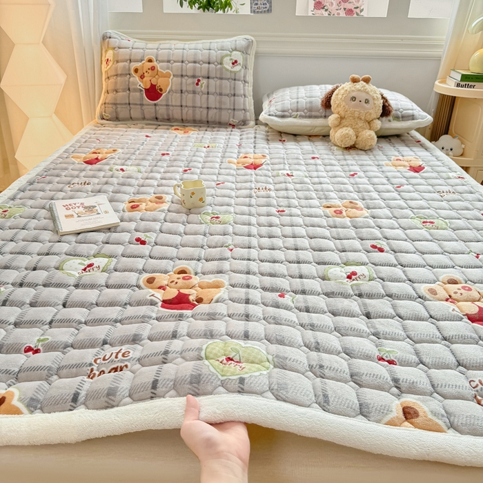 91家纺网 家纺一手货源 找家纺 优品惠 2025新款牛奶绒夹棉床护垫夹棉床褥床盖床单加厚保暖 抱抱熊