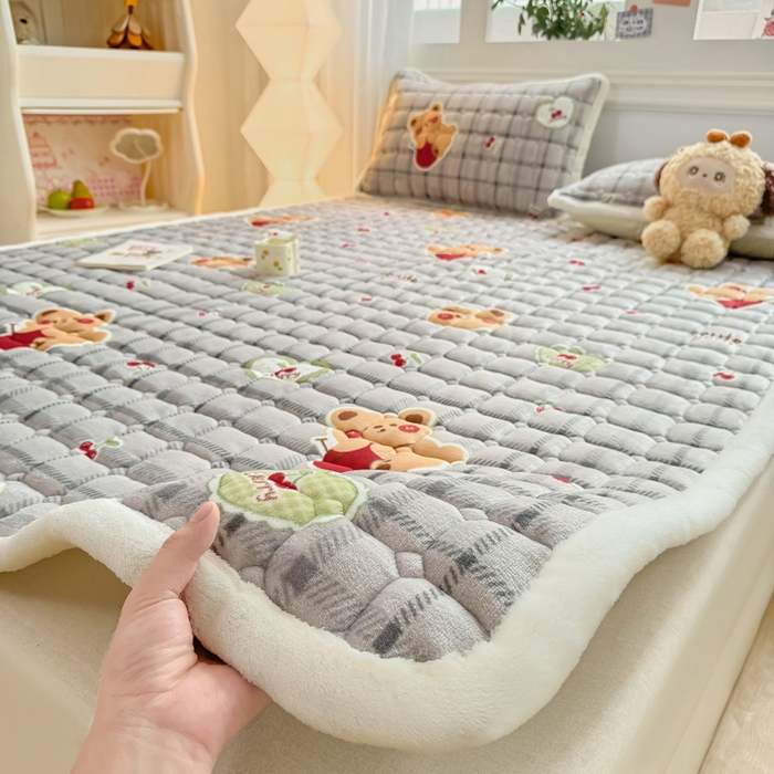 91家纺网 家纺一手货源 找家纺 优品惠 2025新款牛奶绒夹棉床护垫夹棉床褥床盖床单加厚保暖 抱抱熊