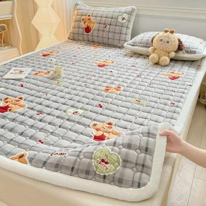 91家纺网 家纺一手货源 找家纺 优品惠 2025新款牛奶绒夹棉床护垫夹棉床褥床盖床单加厚保暖 抱抱熊