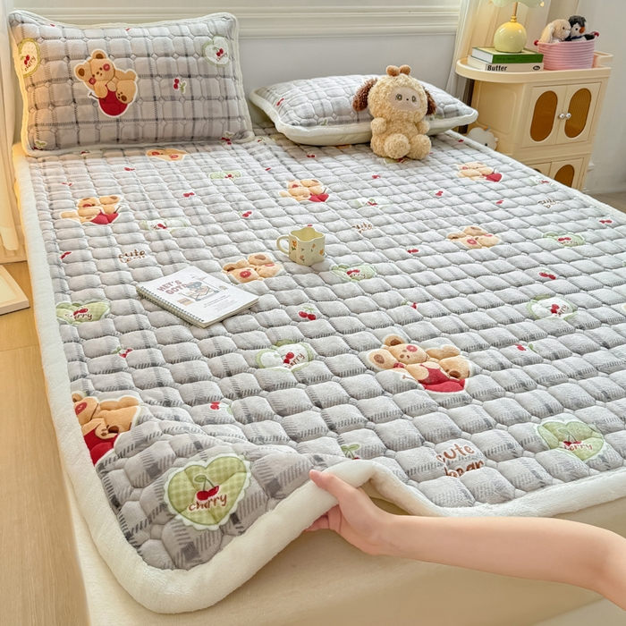 91家纺网 家纺一手货源 找家纺 优品惠 2025新款牛奶绒夹棉床护垫夹棉床褥床盖床单加厚保暖 抱抱熊