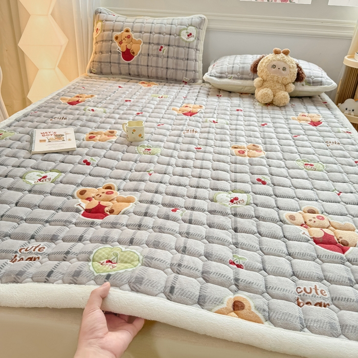 91家纺网 家纺一手货源 找家纺 优品惠 2025新款牛奶绒夹棉床护垫夹棉床褥床盖床单加厚保暖 抱抱熊