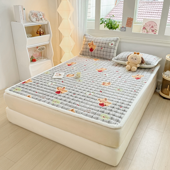 91家纺网 家纺一手货源 找家纺 优品惠 2025新款牛奶绒夹棉床护垫夹棉床褥床盖床单加厚保暖 抱抱熊