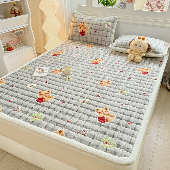 91家纺网 家纺一手货源 找家纺 优品惠 2025新款牛奶绒夹棉床护垫夹棉床褥床盖床单加厚保暖 抱抱熊