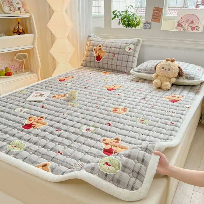 91家纺网 家纺一手货源 找家纺 优品惠 2025新款牛奶绒夹棉床护垫夹棉床褥床盖床单加厚保暖 抱抱熊