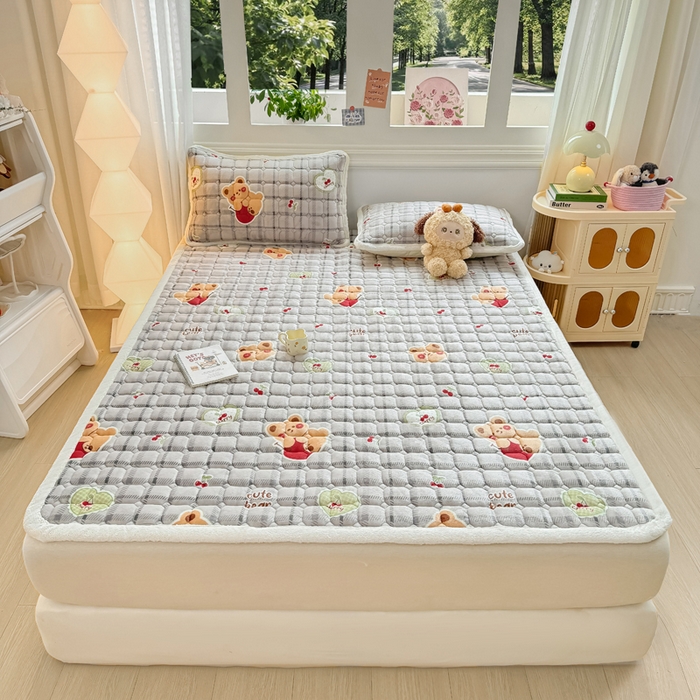 91家纺网 家纺一手货源 找家纺 优品惠 2025新款牛奶绒夹棉床护垫夹棉床褥床盖床单加厚保暖 抱抱熊