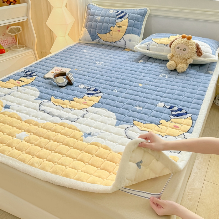 91家纺网 家纺一手货源 找家纺 优品惠 2025新款牛奶绒夹棉床护垫夹棉床褥床盖床单加厚保暖 月亮萌宝