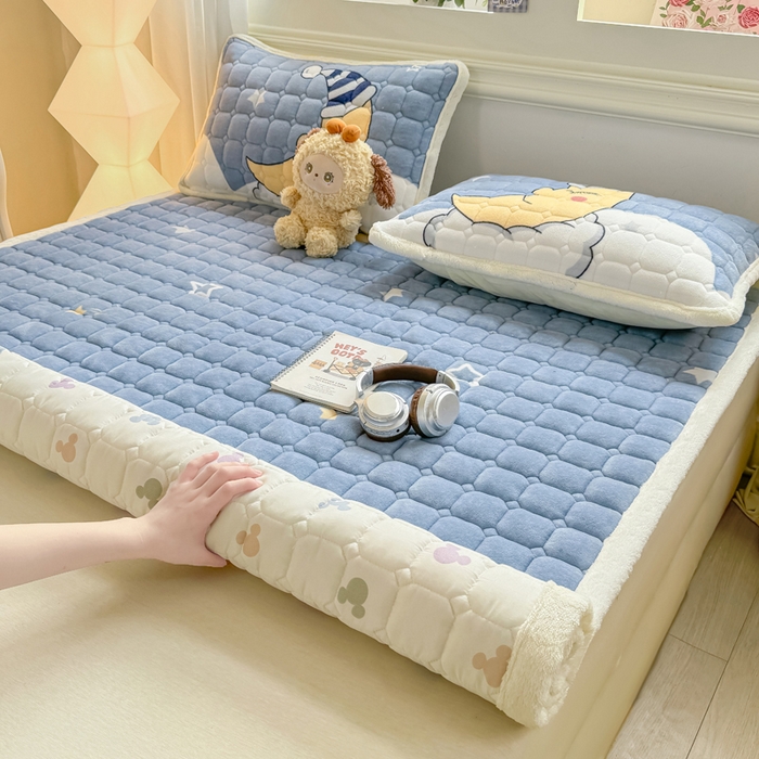 91家纺网 家纺一手货源 找家纺 优品惠 2025新款牛奶绒夹棉床护垫夹棉床褥床盖床单加厚保暖 月亮萌宝