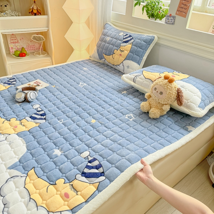 91家纺网 家纺一手货源 找家纺 优品惠 2025新款牛奶绒夹棉床护垫夹棉床褥床盖床单加厚保暖 月亮萌宝