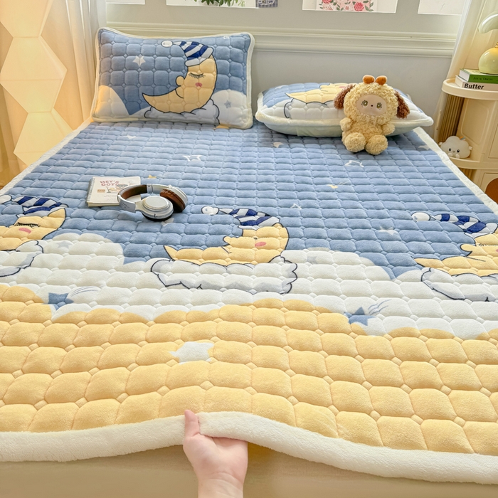 91家纺网 家纺一手货源 找家纺 优品惠 2025新款牛奶绒夹棉床护垫夹棉床褥床盖床单加厚保暖 月亮萌宝