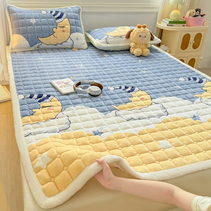 91家纺网 家纺一手货源 找家纺 优品惠 2025新款牛奶绒夹棉床护垫夹棉床褥床盖床单加厚保暖 月亮萌宝